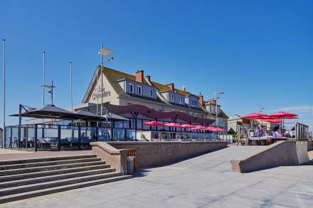 La Crémaillère · Façade Hôtel à Courseulles-sur-Mer, Normandie